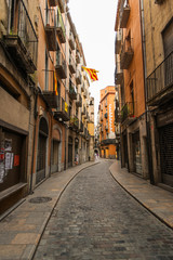 Fototapeta na wymiar Ulica w dzielnicy żydowskiej w Gironie