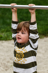 Junge auf dem Spielplatz