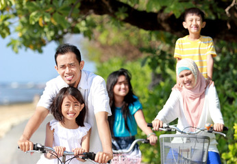 Fototapeta premium happy family with bikes