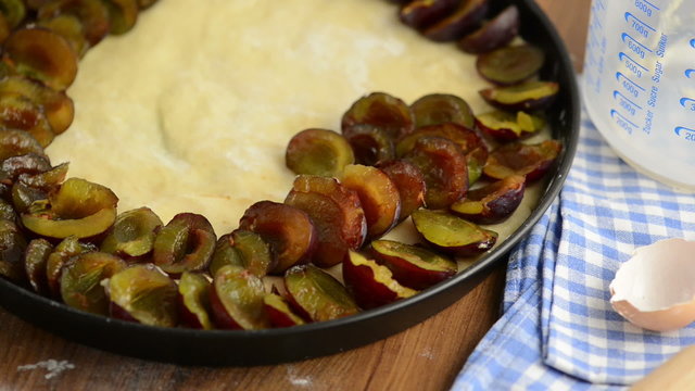 Backblech mit Pflaumen belegen
