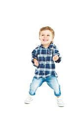 Kleiner Junge am tanzen