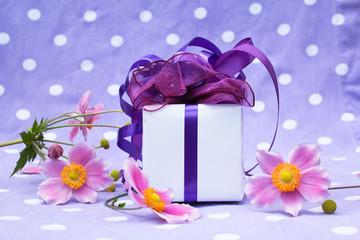 kleines Geschenk mit Blüten
