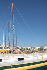 Segelschiffe im Hafen der griechischen Insel Kos unter blauem Himmel