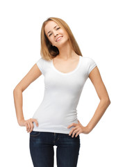 Obraz premium smiling teenage girl in blank white t-shirt