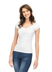 Obraz premium smiling teenage girl in blank white t-shirt