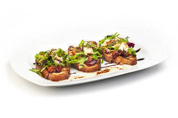 Grilled goat cheese with rucola and bread