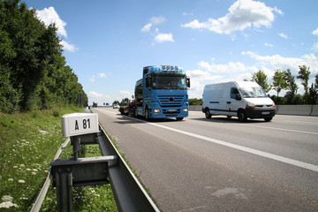 Fototapeta na wymiar Ciężarówka / transport na autostradzie
