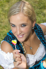 Frau blond Trachtenkleid Dirndl Oktoberfest Wiesn - 44649280