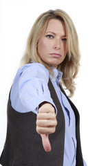 Blonde Frau im Bürooutfit mit Daumen unten
