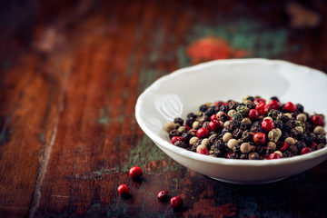 Different peppercorns in a bowl