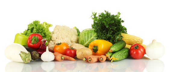 Beaucoup de légumes frais isolés sur blanc