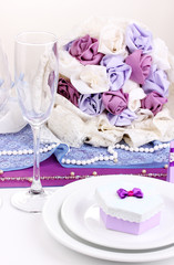 Fototapeta na wymiar Służąc wspaniały stół weselny w purpurowy kolor samodzielnie na