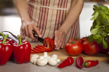 Obraz na płótnie Canvas krojenie pomidorów