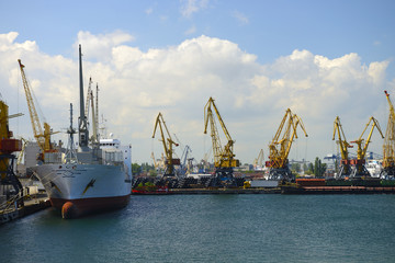 Unloading ship