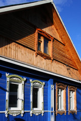 Maison de village en bois et peinte en bleu