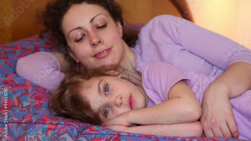 Дочка занимается сексом на родительской кровати