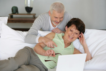 Obraz premium Senior couple with a laptop