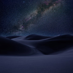 Woestijnduinen zand in melkweg sterren nacht