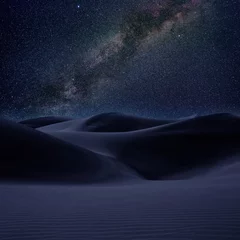 Foto op Plexiglas Woestijnlandschap Woestijnduinen zand in melkweg sterren nacht