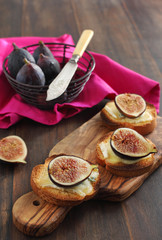 Toast with blue cheese and figs