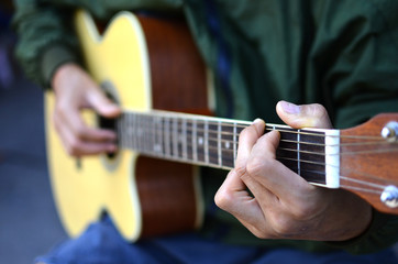 Fototapeta na wymiar grać na gitarze akustycznej