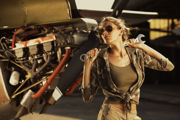 Fashion Female airplane mechanic - obrazy, fototapety, plakaty