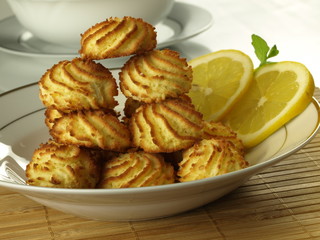 Coconut macaroons with lemon