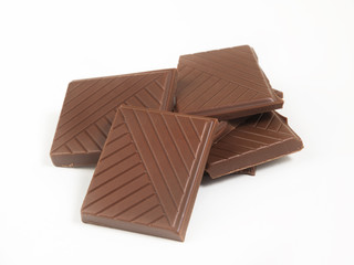 Chocolate en trozos sobre fondo blanco aislad. Vista superior