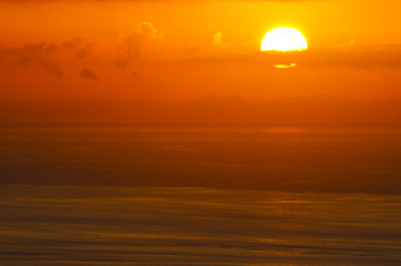 朝日に輝く海