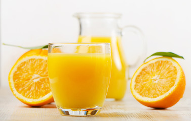 Fototapeta na wymiar Orange i sok pomarańczowy