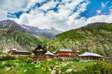 Fototapeta na wymiar Wioska w Himalaje