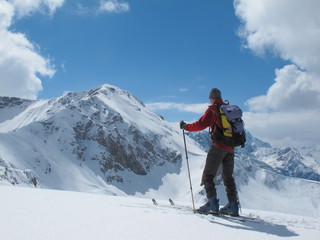 Fototapeta na wymiar Narciarstwo Backcountry w wysokich górach