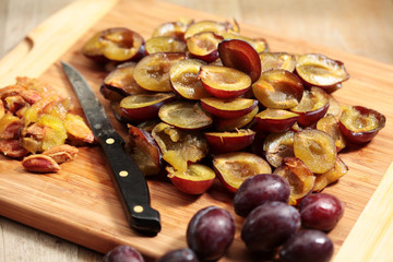 Zwetschgen aufgeschnitten