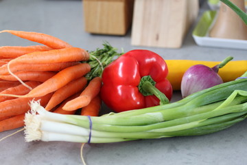 Buntes Sommergemüse auf der Küchenarbeitsplatte