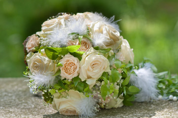 Bukett aus cremefarbenen Hochzeitsrosen
