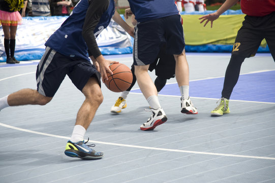 Competitions on amateur street basketball.