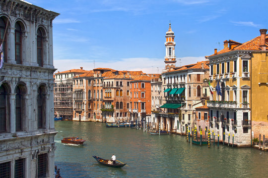 Blick von der Rialtobrücke auf den Canale Grande in Venedig