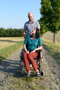 Mann und Frau im Rollstuhl