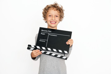 kleiner Junge mit Filmklappe - obrazy, fototapety, plakaty