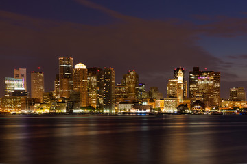 Fototapeta na wymiar Boston skyline w nocy z East Boston, Massachusetts