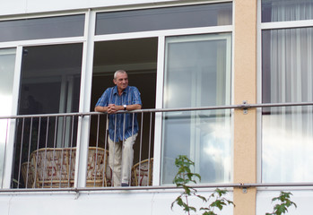 Mann auf dem Balkon
