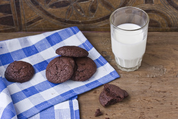 Сhocolate cookies with chocolate chips and milk