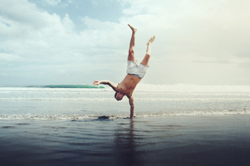 Obraz premium homme en équilibre sur une main