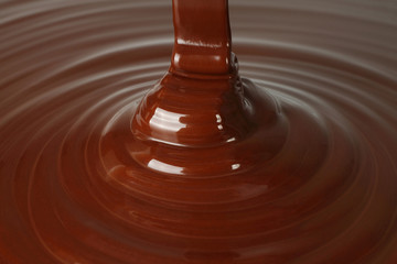 Obraz na płótnie Canvas Ciemny przepływ czekolada bliska tekstury