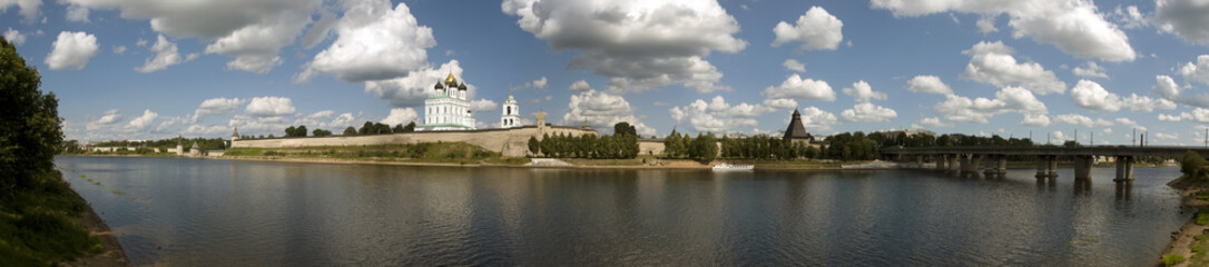 Fototapeta na wymiar Panorama miasta Pskowa i Kremla