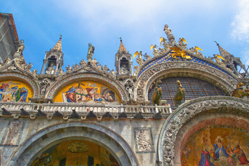Naklejka premium Top decoration details of St. Mark church in Venice.