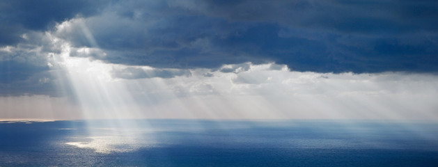 Naklejka premium Jasne światło słoneczne nad oceanem