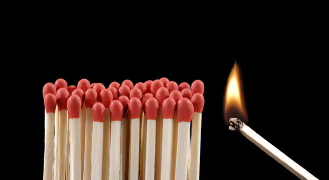 Encendiendo cerillos,un cerillo encendido,inflamable.