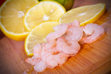 Raw prawns with lemon slices for cooking