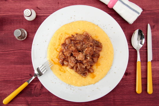 polenta con ragu di carne e funghi